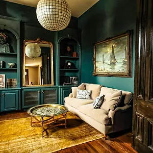  Holiday home Henrie House I Luxury 4br Downtown Historic Gem With Library & Patio